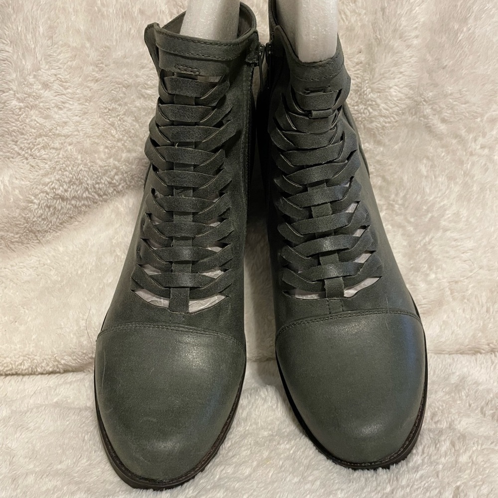 Never worn Yuu women’s gray boots. Size 12 M.